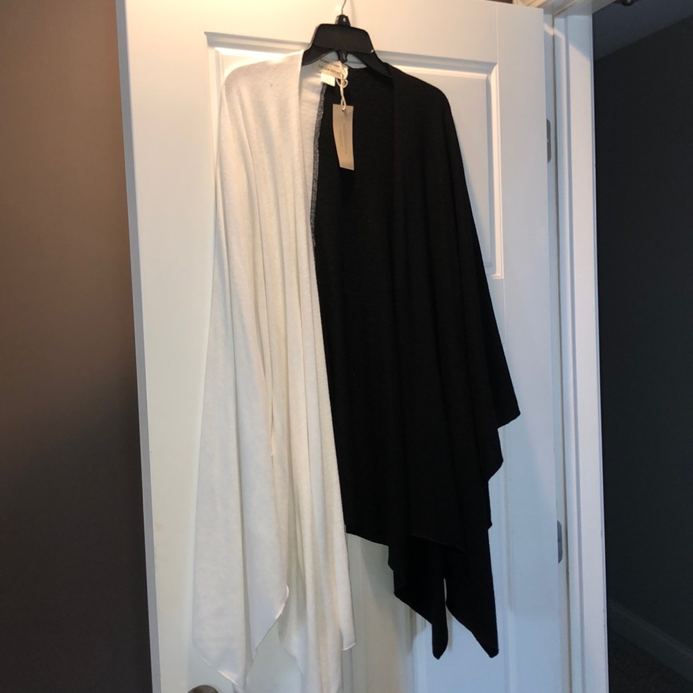 Donnie Charm Black & White cape